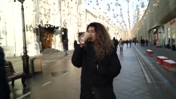 Atractiva mujer de negocios viajero beber café caminando en la ciudad — Vídeos de Stock