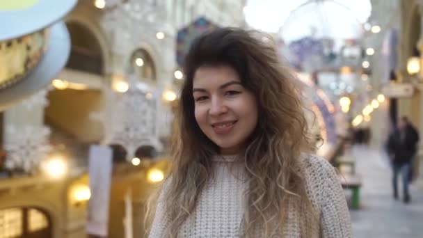 Mujer de compras sonriendo en el centro comercial. Hermosa chica en el centro comercial . — Vídeo de stock