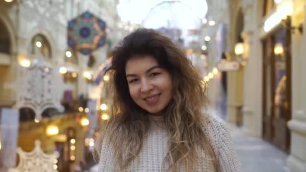 Femme commerçante souriant dans le centre commercial. Belle fille dans le centre commercial . — Video