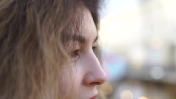 Ένα Closeup του μια νεαρή γυναικεία μάτια, εκείνη κοιτάζει επίμονα σε κάμερα, — Αρχείο Βίντεο