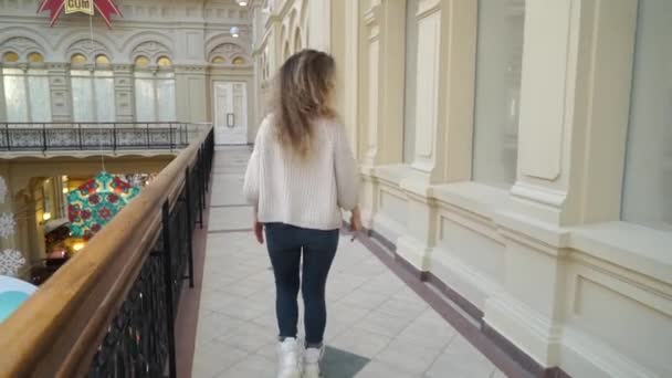 Winkelen vrouw lopen en glimlachen in winkelcentrum. Mooi meisje in winkelcentrum. — Stockvideo