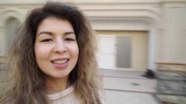Boldog gondtalan nő tart kamera kéz és spinning körül magát — Stock videók