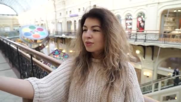 Close up chica joven usando teléfono inteligente tomar sonrisa selfie en el centro comercial plantea atractivo teléfono de compras mujer moda mujer foto móvil — Vídeos de Stock