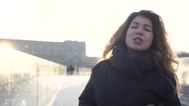 Şehirde günbatımı sırasında dans kız silüeti.