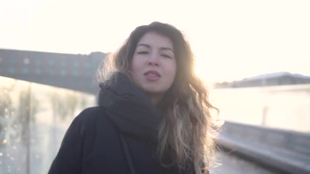 Silhouet van meisje dansen in de stad tijdens zonsondergang. — Stockvideo