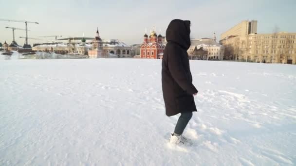 女孩在城市中飘落在雪中 — 图库视频影像