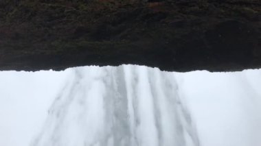 İzlanda şelale Skogafoss güzel İzlanda manzara içinde. Ünlü turistik ve doğal simgesel yapı hedef çevre yolu üzerinde.