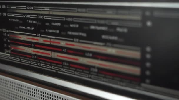 Oude vintage radio wordt afgestemd door een draaischijf. — Stockvideo