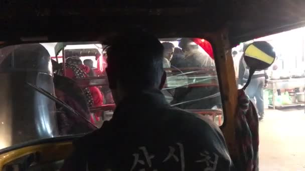 Delhi, Indie - 06 24 2018: Nagrania Riksza auto strzał z tylnego siedzenia przez ruch. — Wideo stockowe