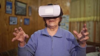 Sanal gerçeklik kulaklık, Vr maskesi kullanarak büyükanne Close-Up.
