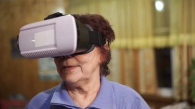 Sanal gerçeklik kulaklık, Vr maskesi kullanarak büyükanne Close-Up