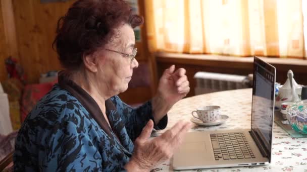 Old woman and computer. Forgotten password or other computer problems — Stock Video