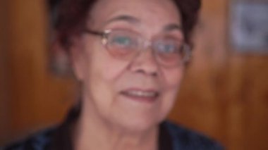 Bir göz protezi ile yaşlı bir kadın portresi