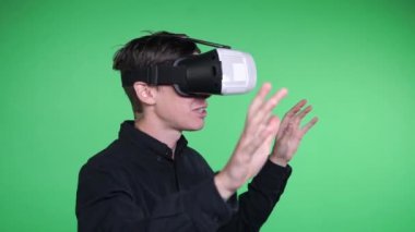 Sanal gerçeklik gözlüklü adam. Dijital video oyunu dünya gözlemleyerek bir sanal gerçeklik maskeli adam. VR. yeşil ekran.