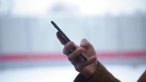 Homem mãos mensagens de texto no smartphone no trem — Vídeo de Stock