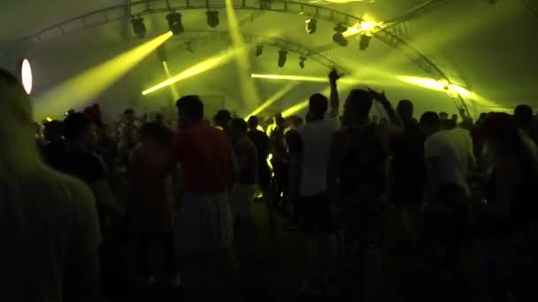 RUSIA. MOSCÚ. 2018. Celebración, fiesta, fiesta. Night Beach Disco Go-go con iluminación, concierto. Bailando gente con alegría divertida en la discoteca de entretenimiento. Alegría alegría alegría de — Vídeo de stock