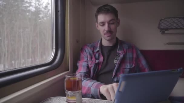 Genç adam oynamak ve zaman tablete geçen tren metroyla seyahat. Genç bir adam onun tablet metro tren commuting kullanarak HD klip. — Stok video