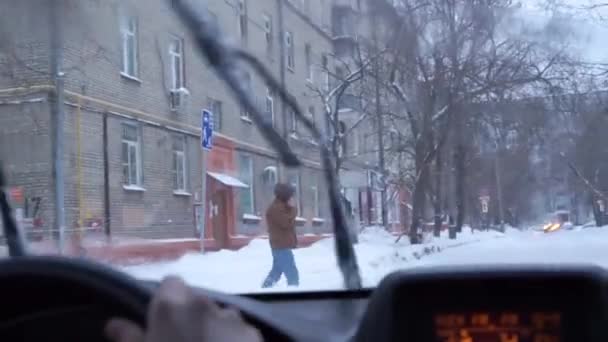De voetganger spreekt op de telefoon en hij bijna wordt aangereden door een auto — Stockvideo