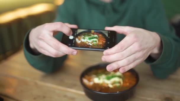 Fotografia no telefone uma deliciosa sopa de caril asiático . — Vídeo de Stock