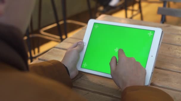 Jeune homme de 20 ans utilisant une tablette avec écran tactile pour surfer sur Internet en ligne et la lecture d'e-mail. Bureau corporatif ou salon wi-fi confortable à la maison à l'intérieur — Video