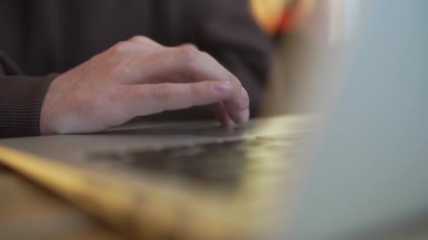 Digitação de teclado portátil. Mãos toque digitando em um teclado de laptop . — Vídeo de Stock