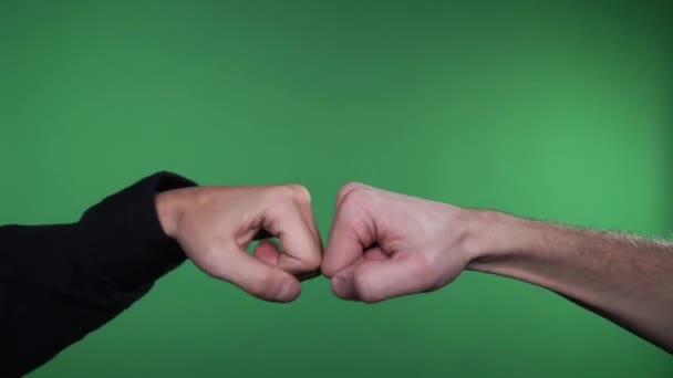 Hombre golpeando puños con el hombre, vista recortada de las manos. Concepto gay. Pantalla verde — Vídeos de Stock