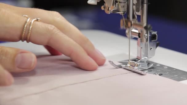 Costura ropa interior a medida en una máquina de coser, hilo y encaje, ropa interior y ropa hecha a mano, máquina de coser en el proceso de trabajo, trabajo en un estudio de costura — Vídeo de stock