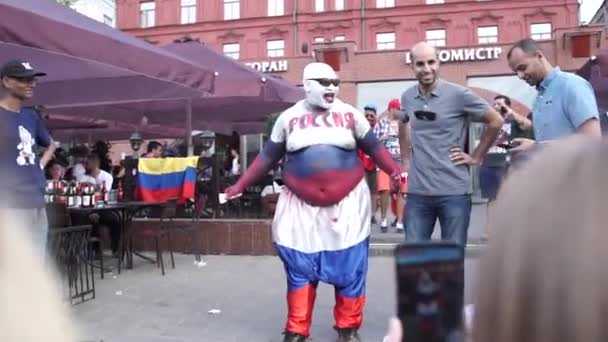 MOSCÚ, 19 de junio de 2018. Los aficionados al fútbol en el centro de Moscú después de la victoria del equipo en el partido. Período de la Copa Mundial de la FIFA 2018 . — Vídeo de stock