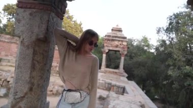 Antik dönem kalıntıları arasında kız. genç bir kız üzerinde rahat kıyafetler