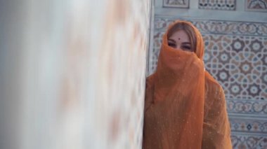 Geleneksel Hint kostüm Sari parkta kamera için poz içinde genç ince kız.