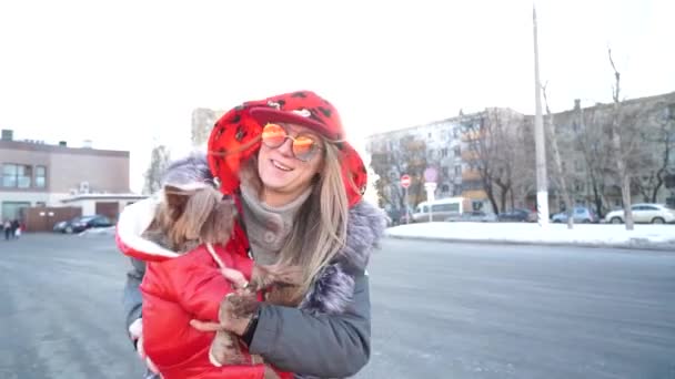 Ragazza balla cagnolino, cagnolino in braccio ragazza bambino, passeggiate nel parco con cane — Video Stock