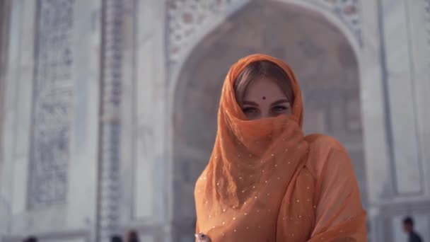 Hermosa mujer en Sari tradicional frente al Taj Mahal. background, Agra, Uttar Pradesh, India — Vídeo de stock