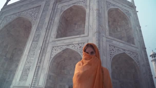 Mooie vrouw in traditionele Sari tegenover de Taj Mahal. achtergrond, Agra, Uttar Pradesh, India — Stockvideo