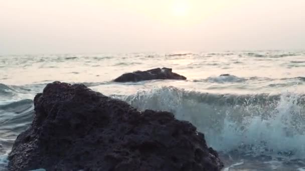 Lövés, az óceán hullámai és a szikla - hullámok egy tengeri sziklán mosogatás — Stock videók
