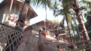 Adam bir hamakta yatar