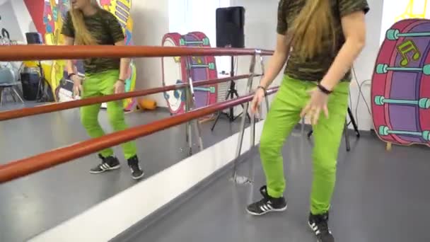 Jeune femme urbaine dansant. Fille danse hip hop sur fond miroir . — Video