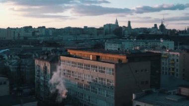 Buharı bir Moskova şehir sokak yapım aşamasında Buhar