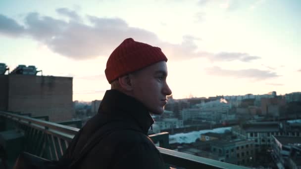 Jongeman, u geniet van het uitzicht vanaf het terras bij zonsondergang — Stockvideo
