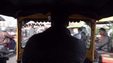 Jaipur, Hindistan - 26 Kasım 2018: Tuk-tuk sürücüsü meşgul sokaklar boyunca yolcu içinde city Jaipur, Rajasthan, Hindistan sürücüler.
