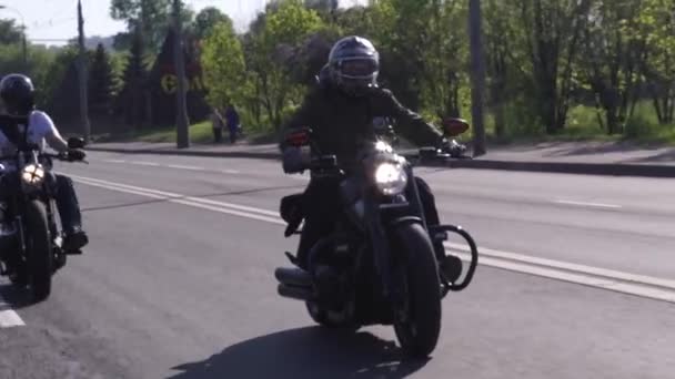 Много байкеров субкультуры групповая поездка на треке в солнечный летний день на пользовательских мотоциклах — стоковое видео