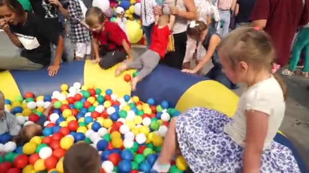 Μόσχα. Παιδότοπος παιδικά Russia.2018. Τα παιδιά παίζουν σε μια στεγνή λεκάνη γεμάτη με πλαστικές χρωματιστές μπάλες. — Αρχείο Βίντεο