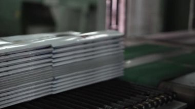 Ofset baskı makinesinin çalışma sürecinde endüstriyel hassas makine. tipografi Cmyk üretimi