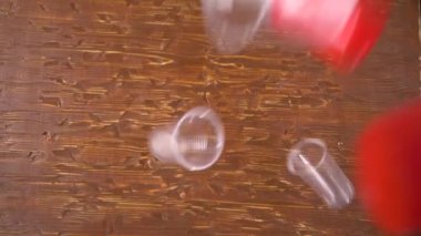 plastik mutfak eşyaları tek kullanımlık yemekler masanın üstüne düşüyor