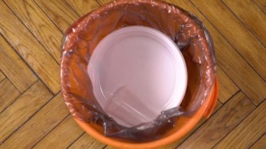 Plastik sofra tek kullanımlık sofra çöp düşüyor