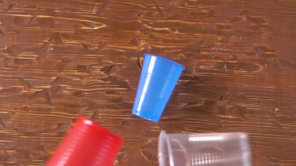 プラスチック製の道具使い捨て食器がテーブルの上に落ちる — ストック動画