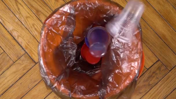 Stoviglie in plastica stoviglie usa e getta cade nella spazzatura — Video Stock