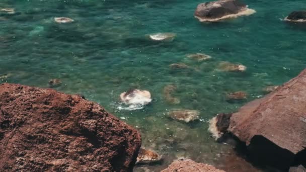 Primo piano di una spiaggia rocciosa di sera — Video Stock