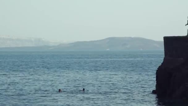 Man hoppa från klippa i havet. sommarnöje livsstil. — Stockvideo