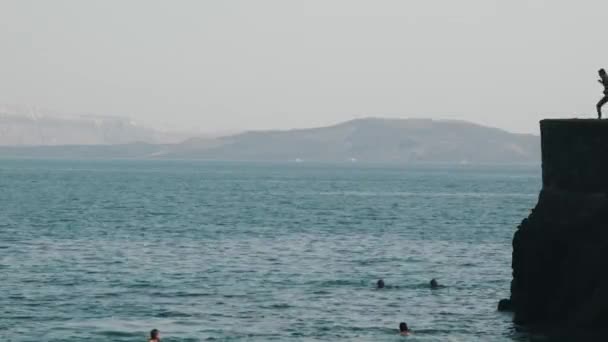 Mutige Frau springt von Klippe ins Wasser, Extreme und Entspannung, Urlaub — Stockvideo