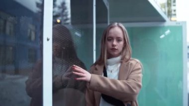 Ofis salonunda kameraya bakan genç başarılı kız portresi